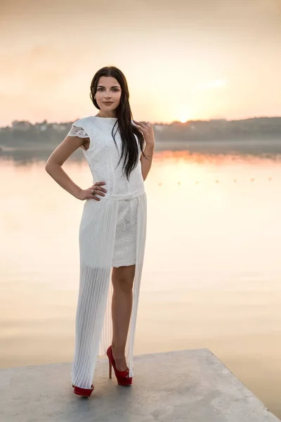 Молодая Красивая Женщина Платье Позирует Морском Побережье Закате — стоковое фото