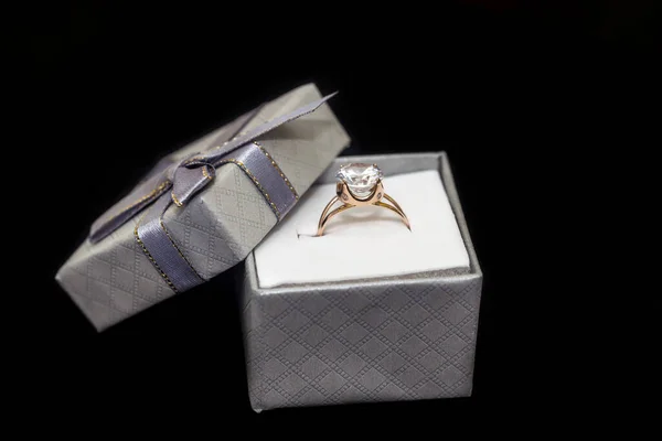 Anel Dourado Com Diamante Caixa Isolado Preto — Fotografia de Stock