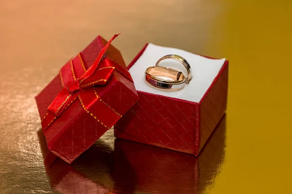 Golden Wedding Rings Red Box Closeup — Stock Photo, Image