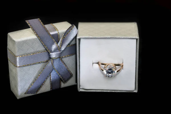 Arany Gyűrű Gyémánt Dobozban Elszigetelt Fekete — Stock Fotó