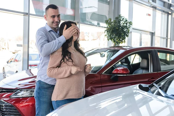 Adam, Avto Salonu 'nda karısına sürpriz yapıyor.