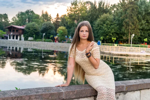 Молодая Красивая Женщина Против Заката Озере — стоковое фото