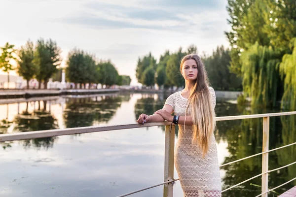 Mujer Vestido Elegante Posando Muelle Lago —  Fotos de Stock