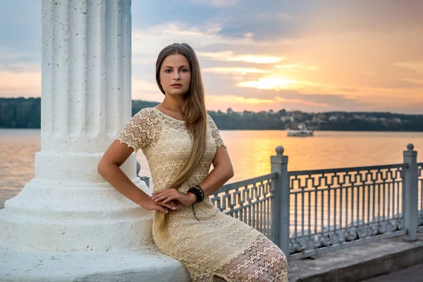 Giovane Bella Donna Abito Posa Sulla Costa Del Mare Tramonto — Foto Stock