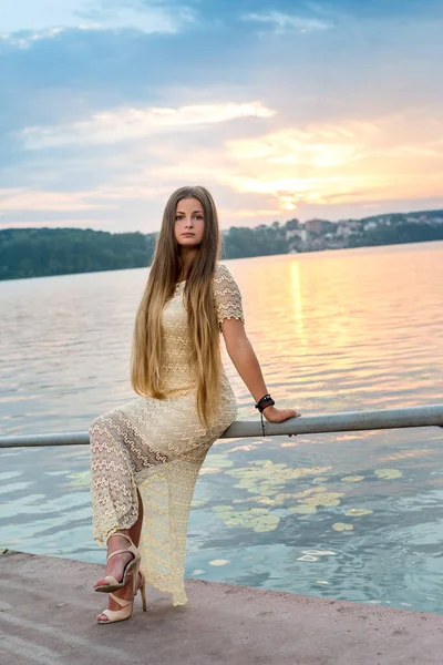 Junge Attraktive Frau Modekleid Posiert Gegen Sonnenuntergang — Stockfoto