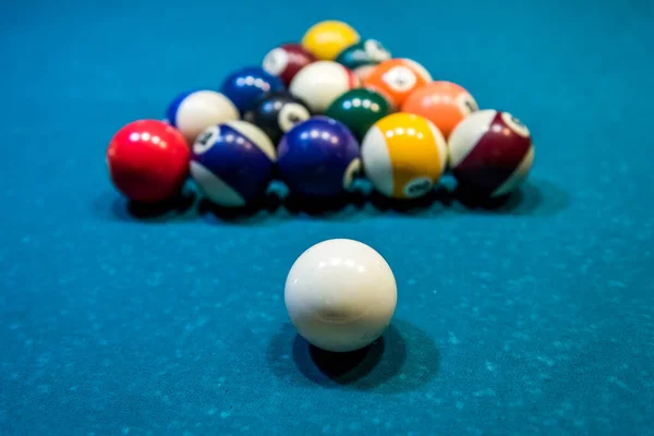 Mavi Masada Üçgen Şeklinde Bilardo Topları — Stok fotoğraf