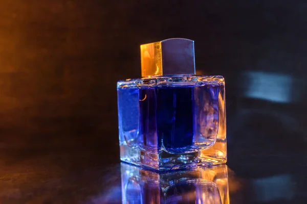 Karanlık Arka Planda Parfümlü Şişe Yakın Plan — Stok fotoğraf