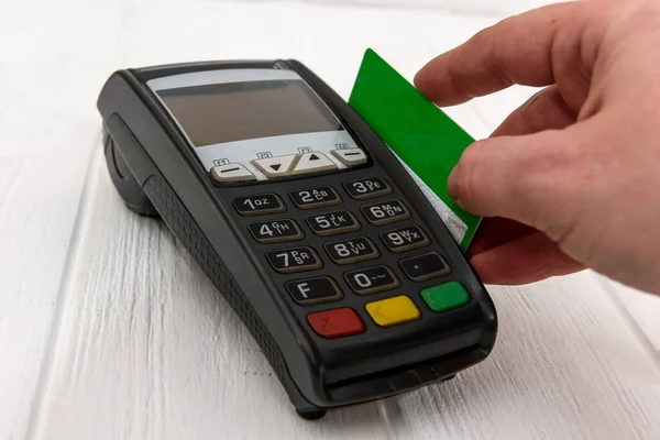 Ręcznie Karty Kredytowej Terminalu Bankowego — Zdjęcie stockowe