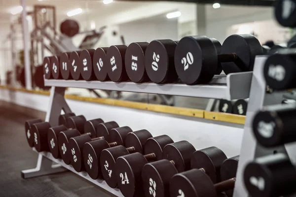 Fitnessraum Innenausstattung Mit Kurzhanteln Reihen — Stockfoto