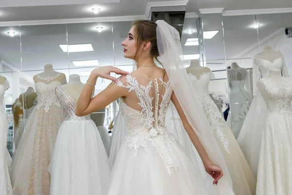 Giovane Donna Abito Sposa Velo Negozio Sposa — Foto Stock