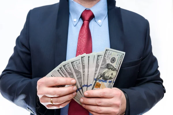 Takım Elbiseli Adam Dolar Banknotlarını Tutuyor — Stok fotoğraf