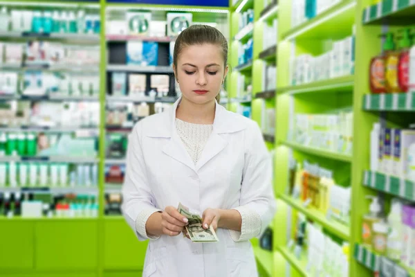 Mooie Apotheker Die Dollarbiljetten Telt Drogist — Stockfoto