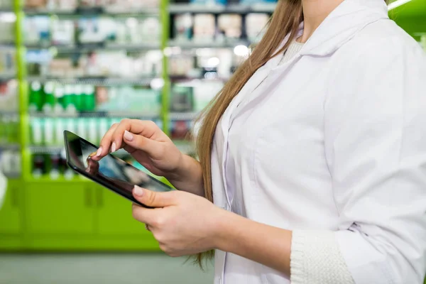 Apotheekmedewerker Controleert Iets Tablet — Stockfoto