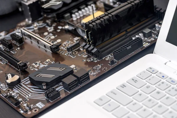 Laptop Mit Motherboard Auf Holztisch Nahaufnahme — Stockfoto