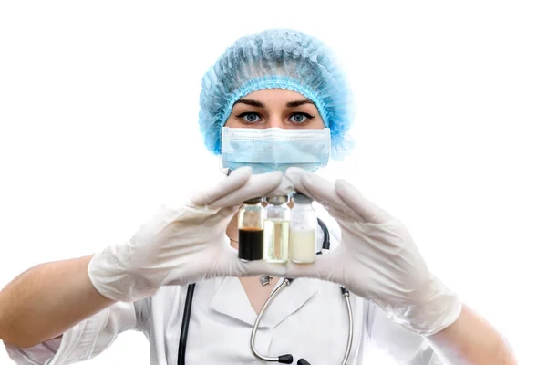 Lekarz Mundurze Trzymający Ampułki Odizolowane Biało — Zdjęcie stockowe