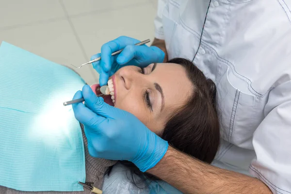 Mujer Sentada Silla Dentista Doctor Examinando Dientes — Foto de Stock