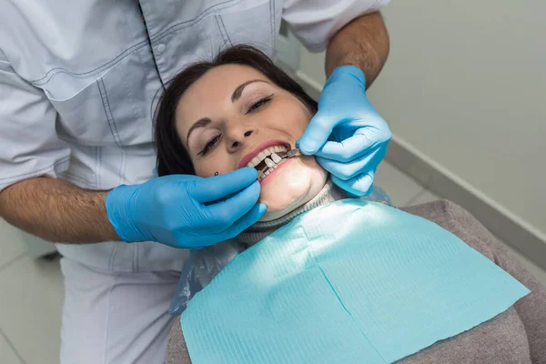 Dentista Que Compara Color Los Dientes Del Paciente Con Muestreador — Foto de Stock