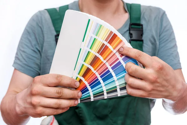 Handwerker Zeigt Farbenfrohe Armbanduhr Auf Weiß — Stockfoto