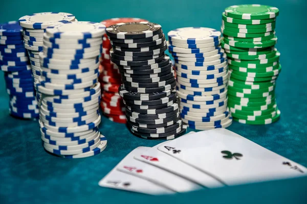 Jogar Cartas Com Fichas Poker Coloridas Fechar — Fotografia de Stock