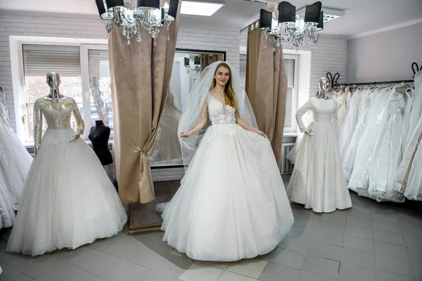 Giovane Donna Abito Sposa Velo Negozio Sposa — Foto Stock