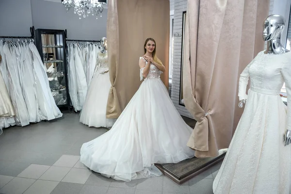 Счастливая Невеста Свадебном Платье Стоя Салоне — стоковое фото