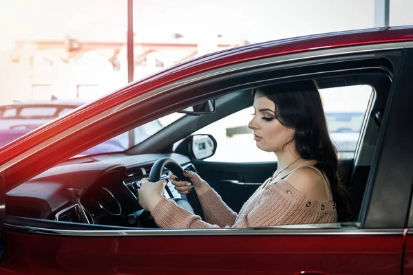 Hermosa Mujer Morena Sentada Coche Nuevo Sala Exposición — Foto de Stock