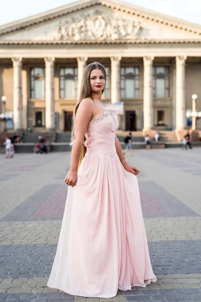 Retrato Urbano Joven Delgada Hermosa Modelo Vestido Rosa —  Fotos de Stock