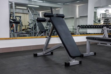 Farklı ekipmanlara sahip modern hafif spor salonu.