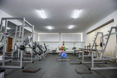 Farklı ekipmanlara sahip modern hafif spor salonu.