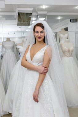 Modern kuaförde gelinlik giyen çekici genç gelin.