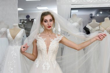 genç güzel gelin gelinlik portresi