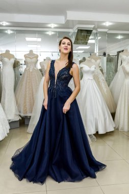 Muhteşem uzun gece elbisesiyle poz veren kadın