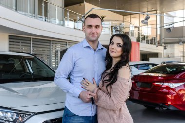 Yeni arabanın anahtarlarına aşık çift