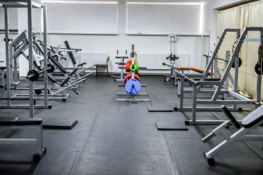 Modern spor salonundaki farklı spor aletleri.