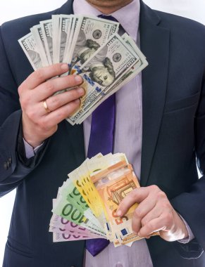 Erkek el ele tutuşan dolar ve avro banknotları