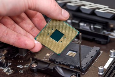 Erkek el ana karttan Cpu çipini çıkarıyor