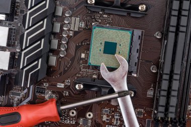 Ana bilgisayar kartındaki çelik kaplamaları kapatın.