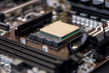 Üzerinde Cpu çipi olan ana kart. Yaklaş.