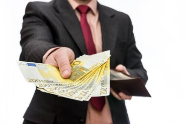 Erkek eli, beyaza izole edilmiş avro banknotları veriyor