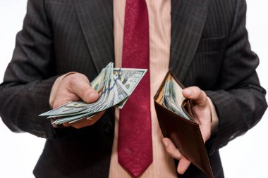 Beyaz arka planda dolar banknotları olan cüzdanı gösteren bir adam.