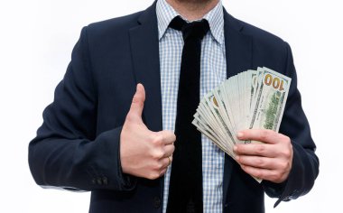 Takım elbiseli bir adam dolar banknotları tutuyor.