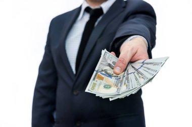 Takım elbiseli adam elinde bir yığın banknot tutuyor.