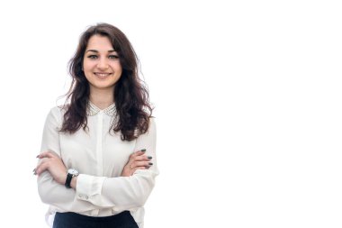 Ellerini çapraz yapıp beyaz arka planda poz veren kadın.