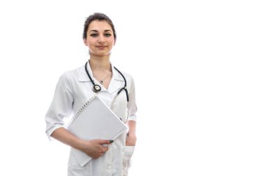 Tıbbi formda bir kadın beyazlar içinde.