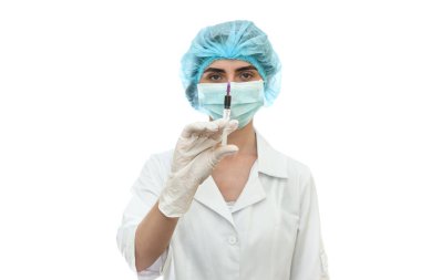Beyaz şırıngalı maskeli doktor.