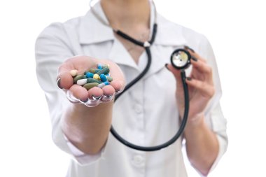 Doktorun eli haplarla ve steteskopla beyaza izole edilmiş.