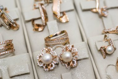 Dükkanda mücevher ve değerli taşlar var.