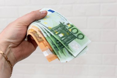 Avro banknotları ile insan eli yakın çekim