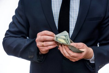 Erkeklerin elindeki dolar banknotları kapat.