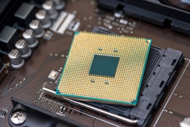 Üzerinde Cpu çipi olan ana kart. Yaklaş.